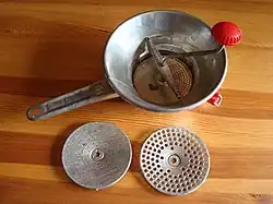 Passe-légumes avec des grilles interchangeables permettant d'obtenir une purée plus ou moins fine.