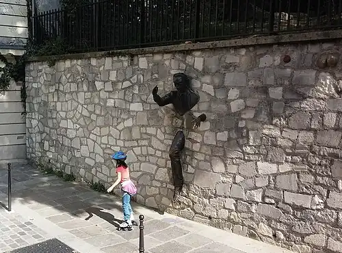 Le Passe-muraille, statue due à l’acteur Jean Marais et située place Marcel-Aymé.