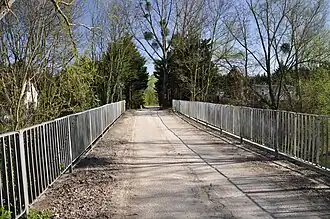Passerelle de l'île de la Borde au Mesnil-le-Roi menant au terrain privé.