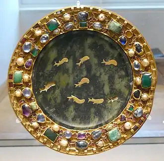 Patène de serpentine aux poissons IXe&nbsp;siècle.