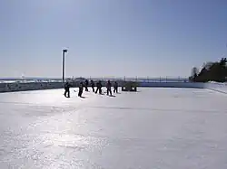 La patinoire extérieure.