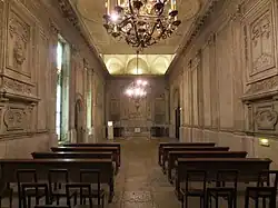 Entrée des caves, au font de l'ancienne chapelle du XVIIe&nbsp;siècle