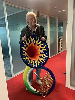 Patrick Sébastien et le soubassophone nommé Turbo.