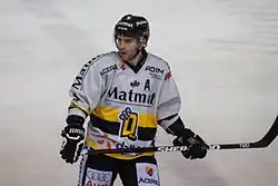 photographie du joueur avec un maillot blanc de hockey sur glace