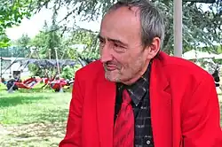 Portrait photo de Patrick Roy en veste rouge vif.
