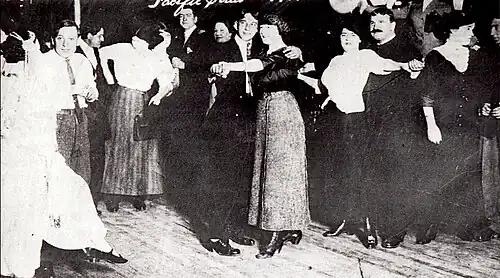 Pgotographie posée de danseurs dont une danseuse du ventre.