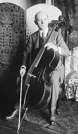 Photo en noire et blanc de Pablo Casals avec son violoncelle.