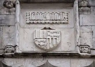 Photographie en couleurs d'un château avec l'inscription « FEBUS ME FE ».