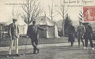 Photographie noir et blanc d'hommes jouant au golf.