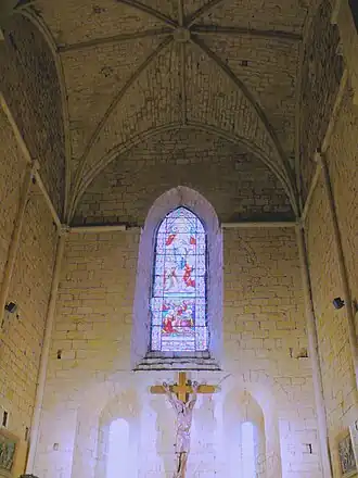 Le chœur avec sa voûte de style Plantagenêt.