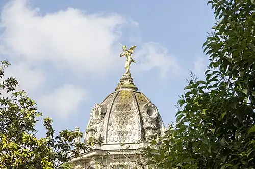 Dôme surmontant la tourelle.