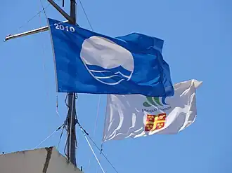 Le pavillon bleu sur la capitainerie.
