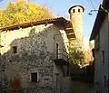 Tour ronde et «&nbsp;cellule&nbsp;» du ricetto de Pavone Canavese du XIVe&nbsp;siècle.