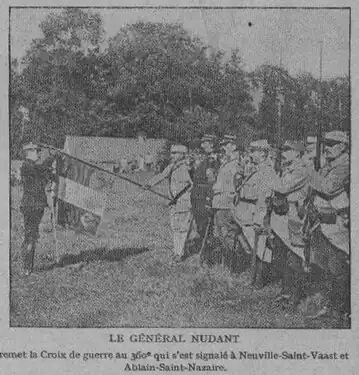 Le Gal Nudant décore le drapeau du 360e RI.