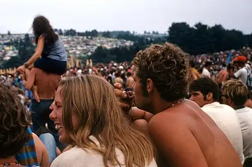 Des participants au Festival de musique et d'arts de Woodstock, à Bethel, New York (1969).