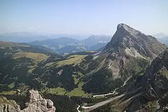 Le col avec le Peitlerkofel à sa droite.