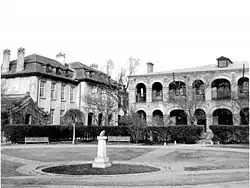 Photographie d'une partie du Campus no 2 de l'université de Pékin (1949).