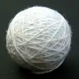 4. Pelote : noyau entouré de fil de laine.