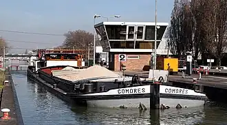 Péniche automotrice sur le canal Saint-Denis, à Paris.