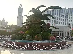 Décoration végétale et mairie en arrière plan