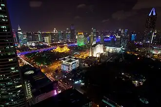 Vue en hauteur de la place et de son parc la nuit