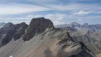 Le Péouvou vu depuis la roche Noire (le pic nord au centre et le pic sud tout à gauche).