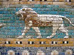 Panneau de briques à glaçure en relief provenant de la Voie processionnelle de Babylone : lion passant à gauche. Pergamon Museum de Berlin.