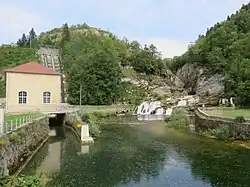 La centrale hydroélectrique et les conduites d'amenée.