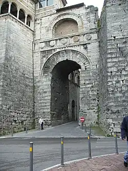 Arc étrusque, Pérouges