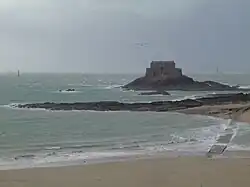 Le Petit Bé vu des remparts de Saint-Malo par gros temps.