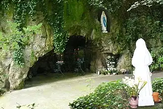 La réplique de la grotte.