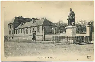 Carte postale représentant la statue et le petit lycée.