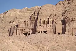 grands monuments sculptés dans une falaise rocheuse