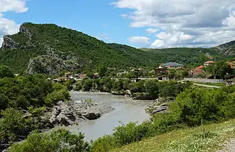 Le village de Petran&nbsp;(en), sur la Vjosa (2014) ;