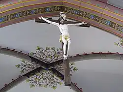 Le crucifix de l'arc triomphal.