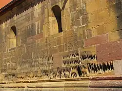 Polissoirs à la base de la sacristie.