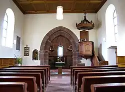 Vue intérieure de la nefvers le chœur gothique.