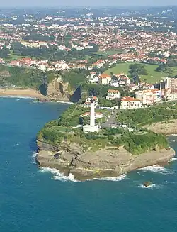 Vue aérienne de la pointe Saint-Martin et du phare de Biarritz.