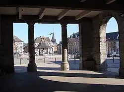 La place d'armes vue depuis l'ancienne hall.