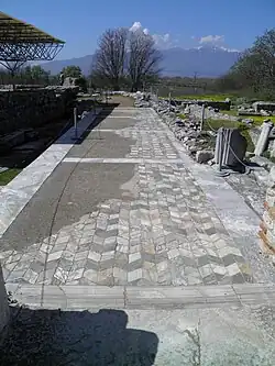 Couloir au sol dallé multicolore