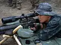 Un tireur d'élite du PMC en 2007 avec un Marine Scout Sniper Rifle (en), fusil de précision dérivé du M16A1