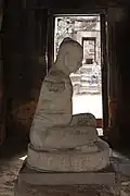 Statue de Brahmadat sous les traits de Jayavarman VII, vu de la porte Est