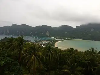 Tombolo de l'ile de Koh Phi Phi Don dans la mer d'Andaman en Thaïlande.