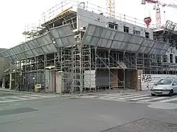 Construction de l'immeuble au-dessus de la station de métro. À gauche le boulevard Jacques Cartier et à droite la rue de l'Alma.