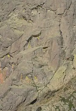 Photographie en couleurs d'une paroi rocheuse.