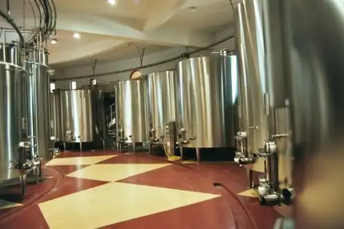 Cuverie en inox du Château Pichon-Longueville (AOC pauillac).