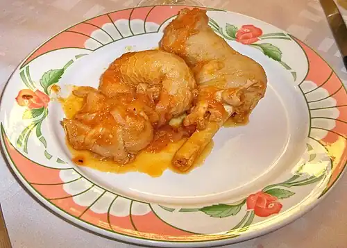 Un plat de pieds paquets, préparés avec des tripes de mouton, des pieds de mouton et du lard.