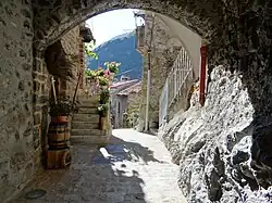 Un passage couvert sur une rue.