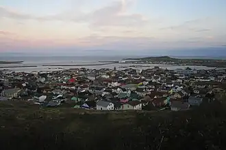 La ville de Saint-Pierre et la rade au fond.