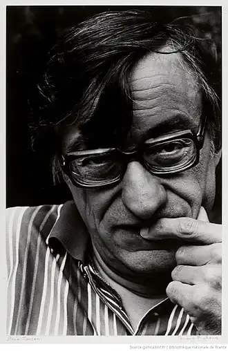 Portrait en noir et blanc du compositeur Pierre Jansen par Fernand Michaud au Festival d'Avignon en 1986.